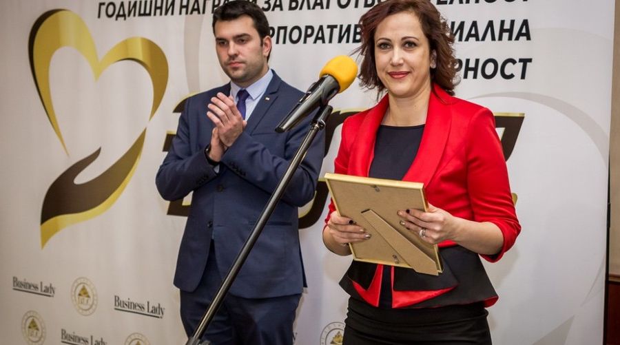 Дияна Кемурджиева, Ръководител „Експанзия" в Лидл България, прие наградата от Георг Георгиев, зам-министър на външните работи